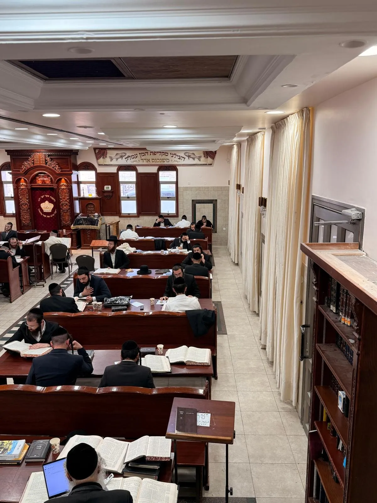 Yungeleit learning at Chasdei Dovid Horaah, Beitar Illit