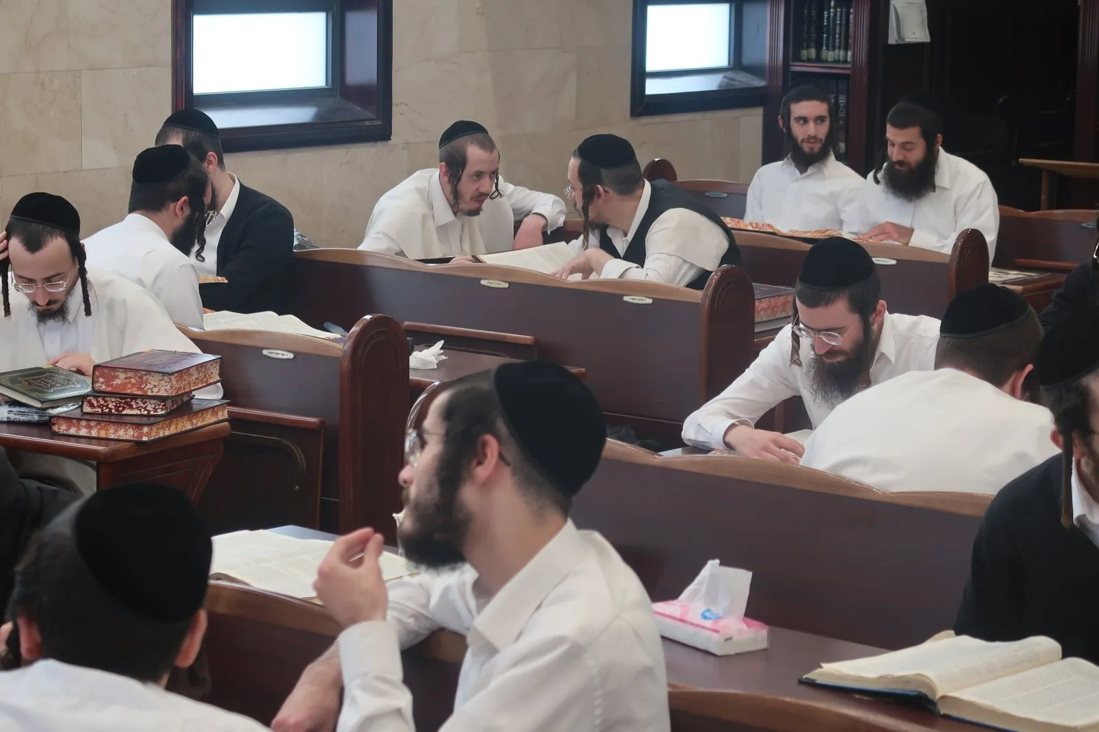 Yungeleit learning at Kollel HaShakdanim, Beitar Illit