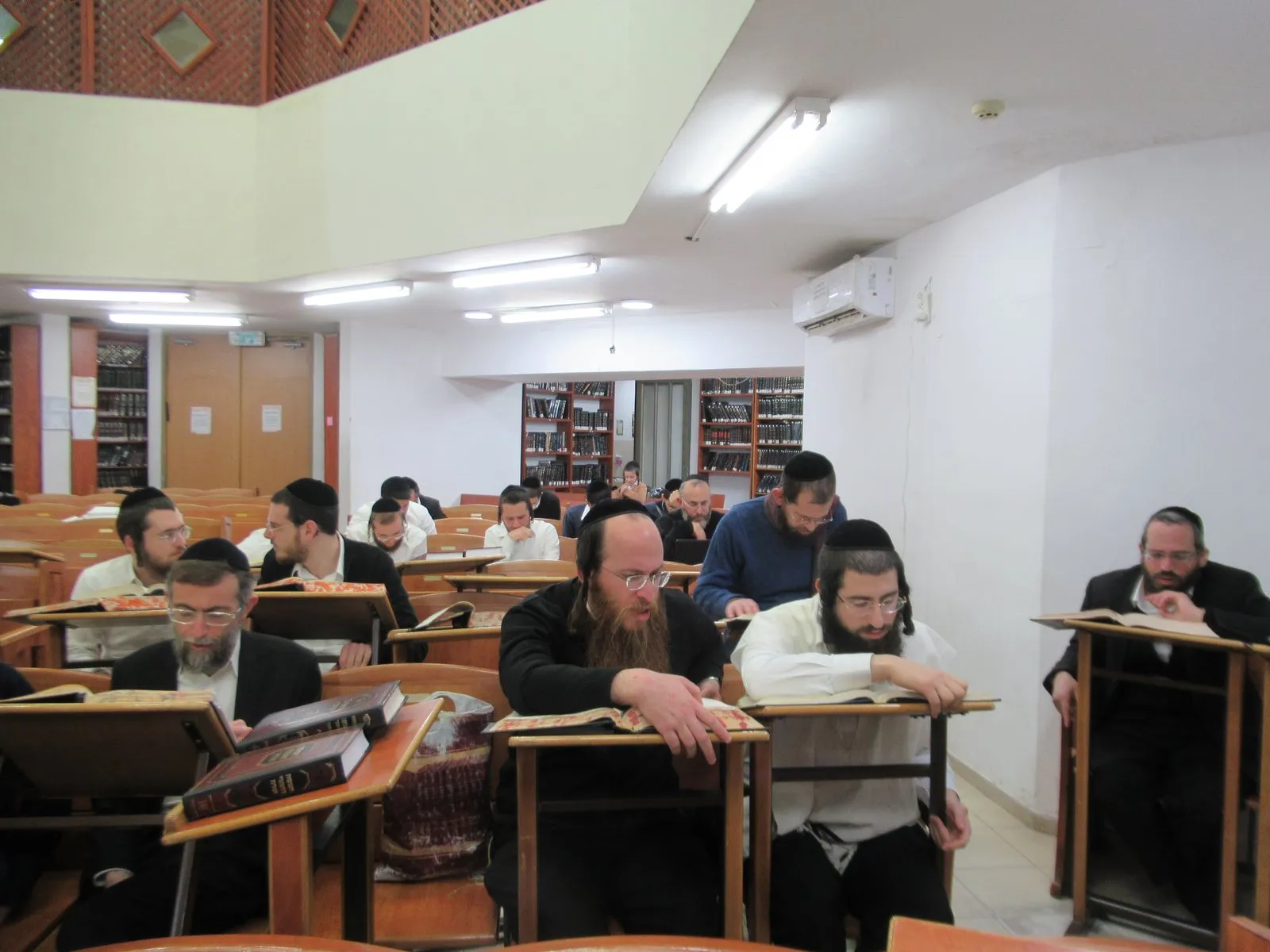 Yungeleit learning at Nesivos Chaim, Beitar Illit