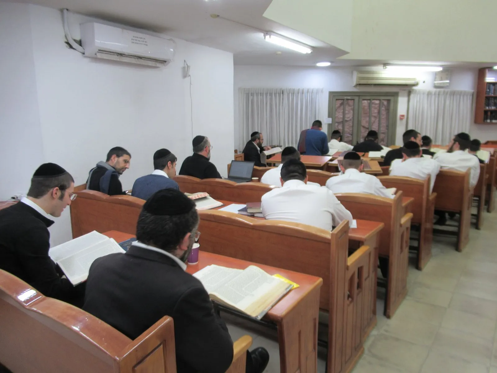 Yungeleit learning at Nesivos Chaim, Beitar Illit