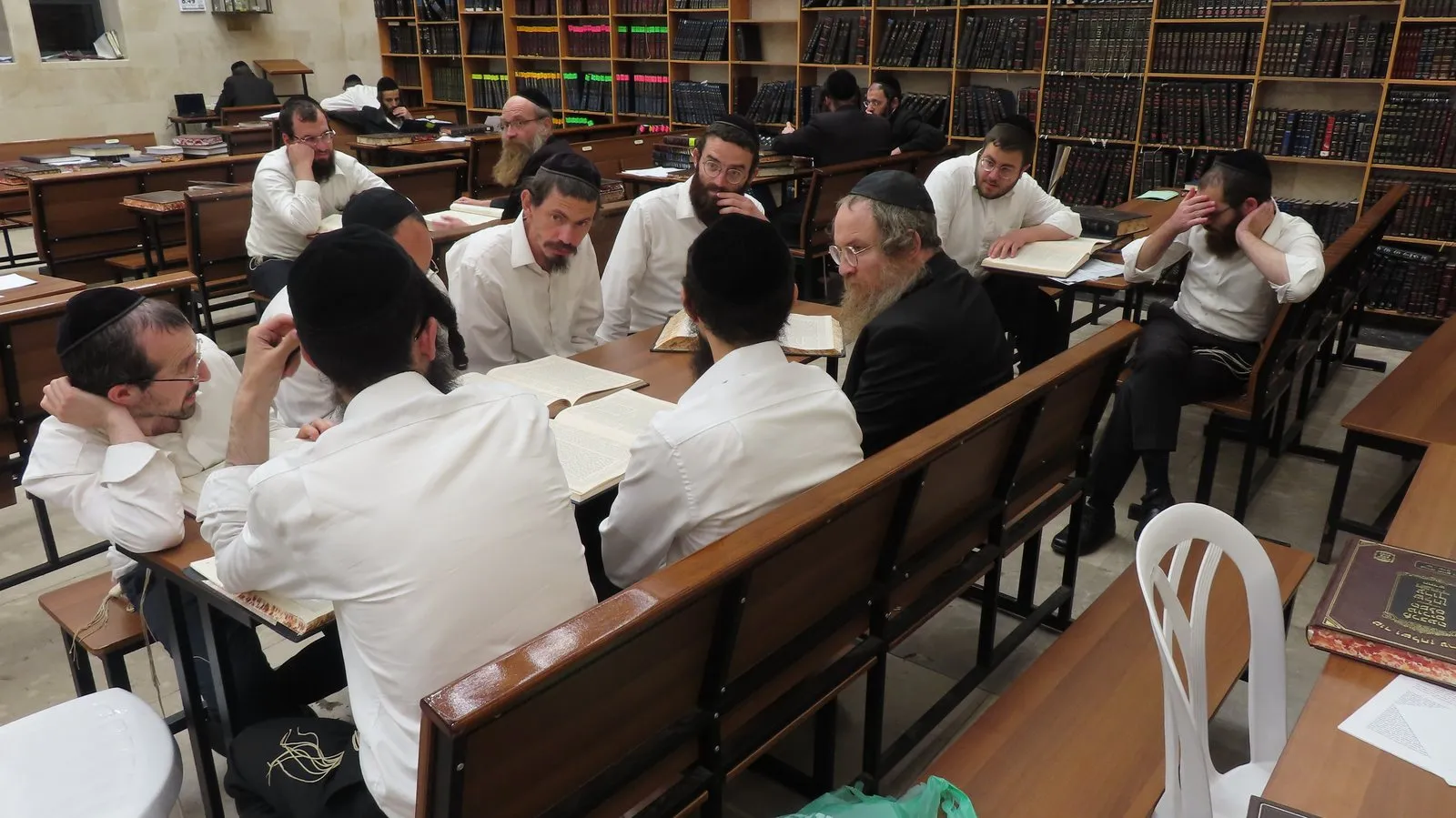 Yungeleit learning at Reshes HaKollelim L'Nitzul HaZman, Tzfas