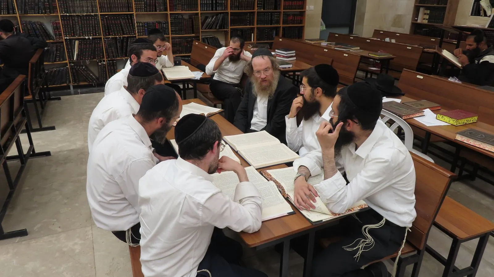 Yungeleit learning at Reshes HaKollelim L'Nitzul HaZman, Tzfas