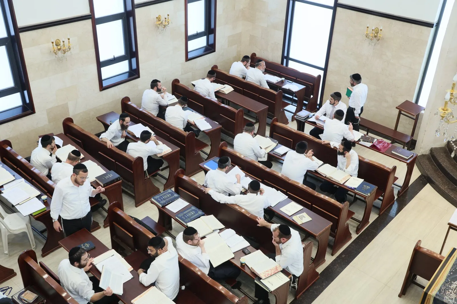 Yungeleit learning at Shiras HaTorah, Beitar Illit