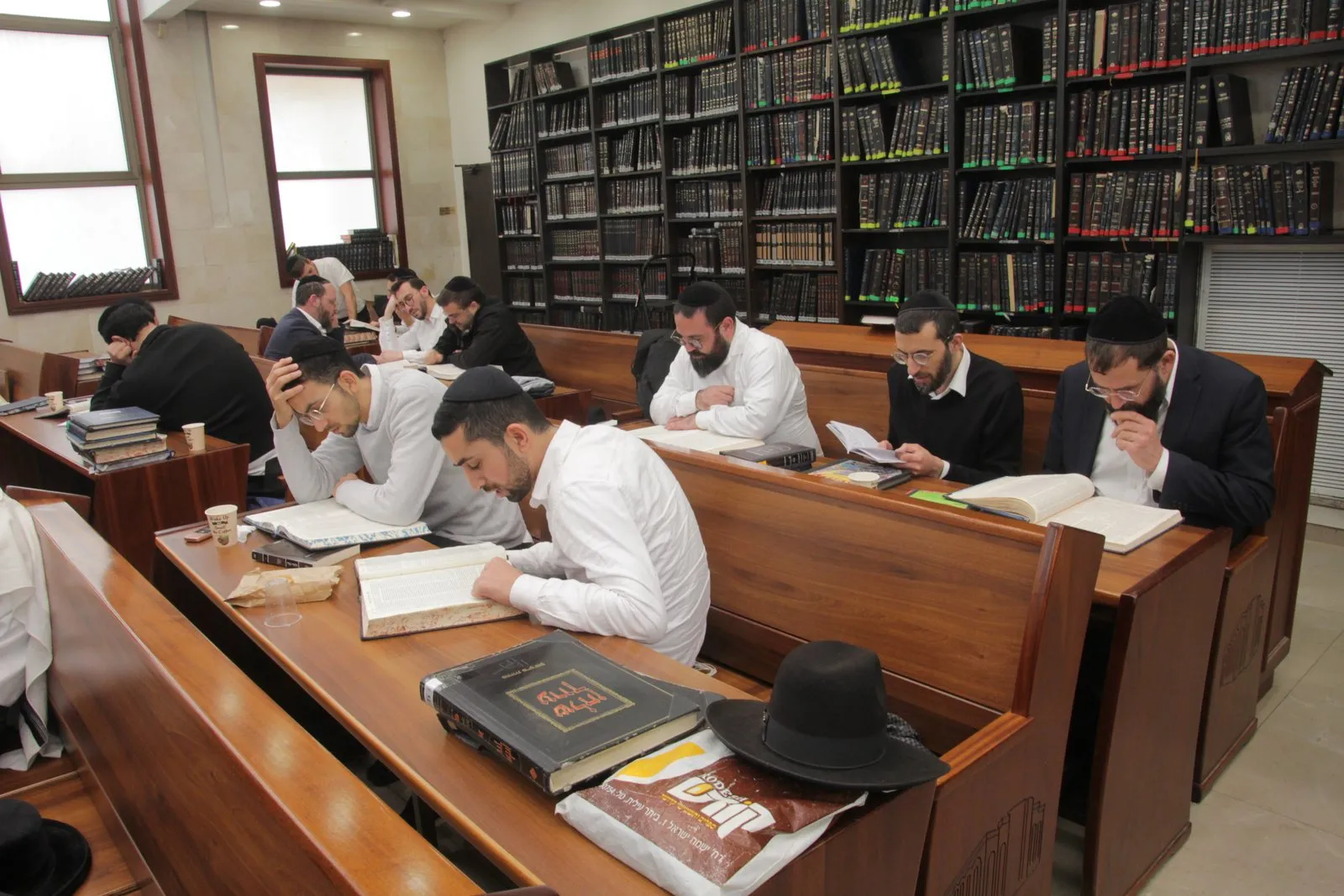 Yungeleit learning at Toras Avrohom Zev, Beitar Illit