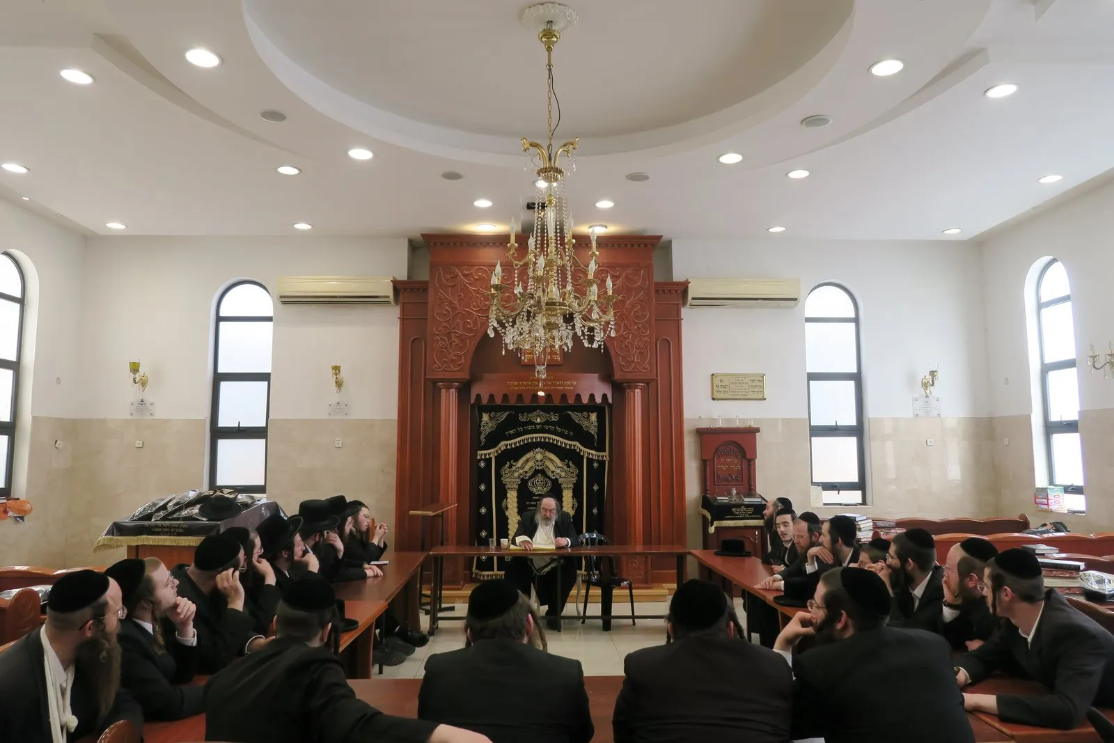 Yungeleit learning at Toras Moshe, Beitar Illit