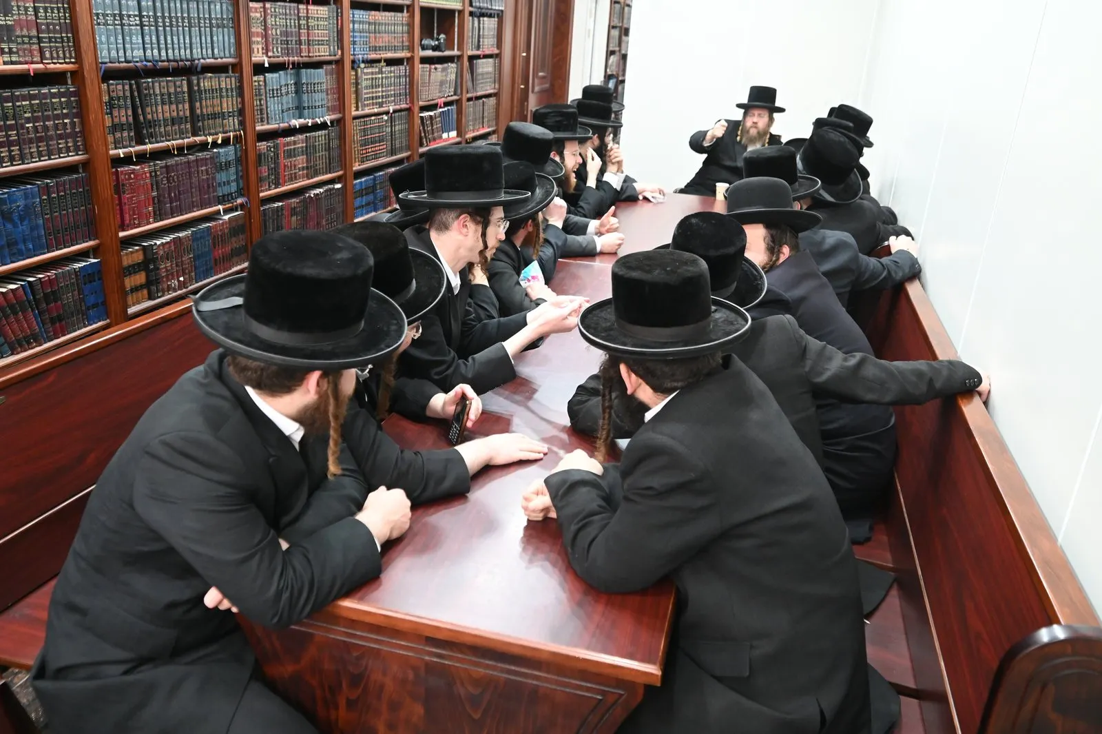 Yungeleit learning at Toras Moshe, Beitar Illit