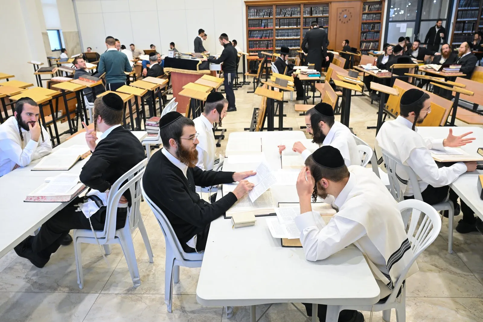 Yungeleit learning at Zichron Leib, Beitar Illit