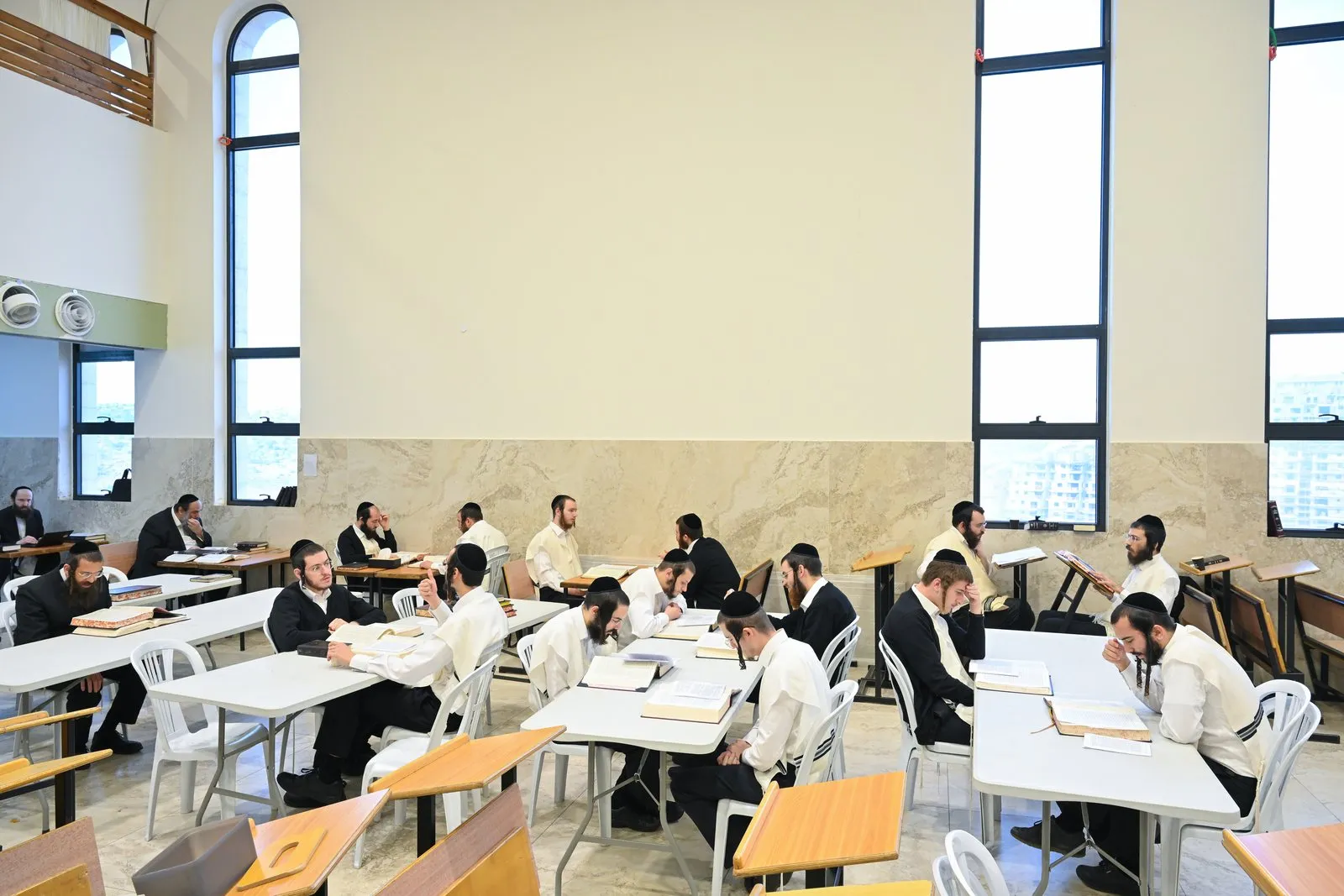 Yungeleit learning at Zichron Leib, Beitar Illit