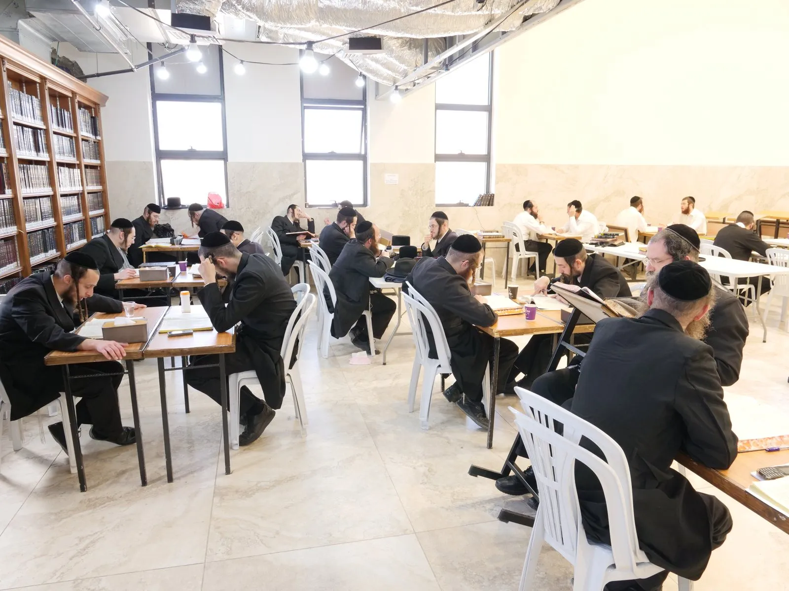 Yungeleit learning at Zichron Shmuel Tzvi, Beitar Illit