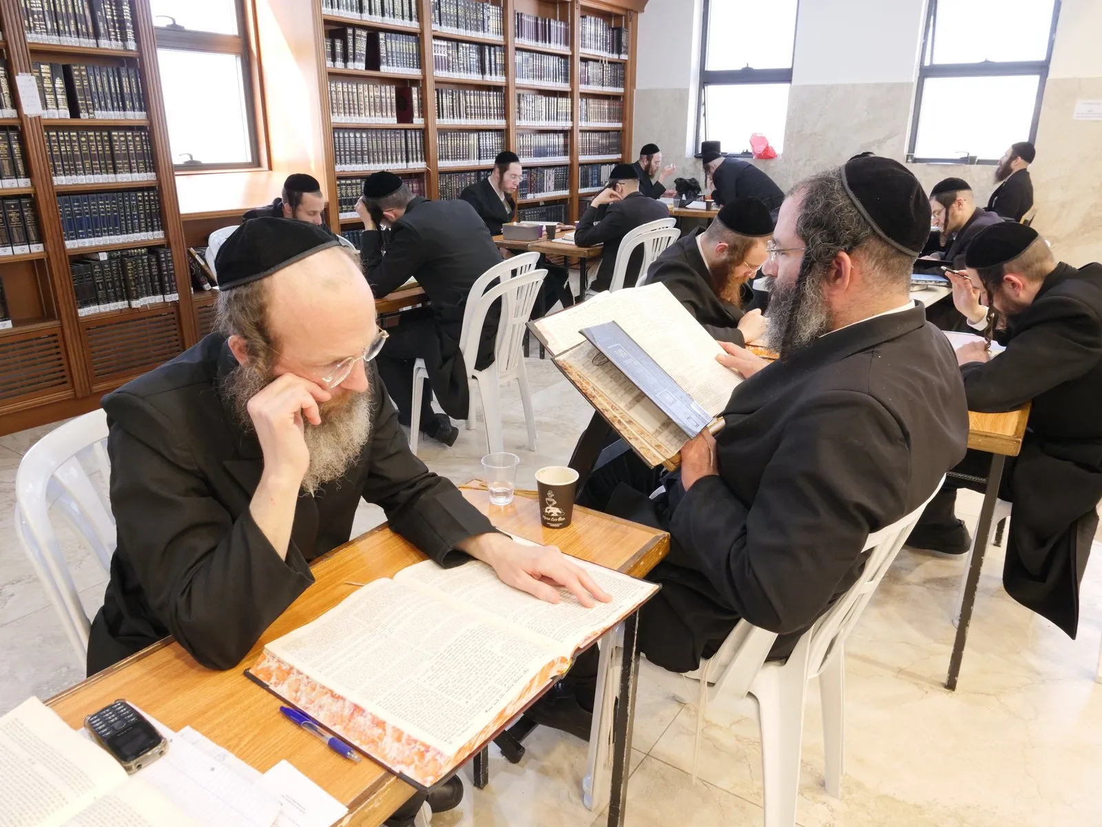 Yungeleit learning at Zichron Shmuel Tzvi, Beitar Illit